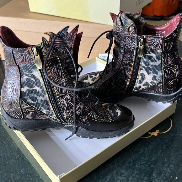 Stylish Black and Multicolor Women's Boots - Picture 6 of 6